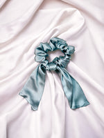 chouchou en soie avec ruban bleu claire 22 mommes